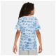 Nike Παιδική κοντομάνικη μπλούζα Sportswear Club Seasonal Allover Print Tee Nike Παιδική κοντομάνικη μπλούζα Sportswear Club Seasonal Allover Print Tee